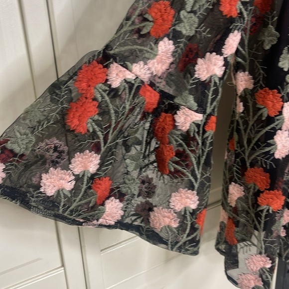 Solitaire Black Mesh Floral Embroidery 3/4 Bell Sleeve Top w/ Cami Size M Blouse - Picture 4 of 10